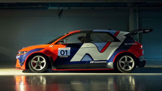 Hyundai Ioniq 5 N eN1 Cup raceklasse zijkant garage