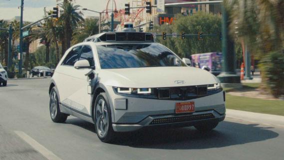 Hyundai Ioniq 5 autonoom robottaxi rijdend schuin voor