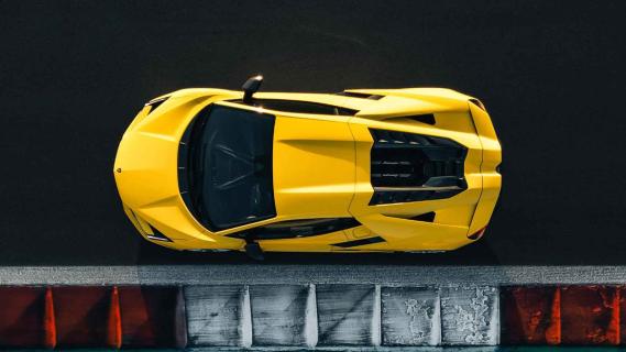 Lamborghini Revuelto boven zijkant