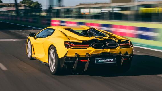 Lamborghini Revuelto rijdend schuin achter circuit geel