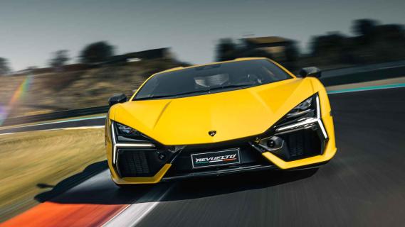Lamborghini Revuelto rijdend schuin voor circuit geel