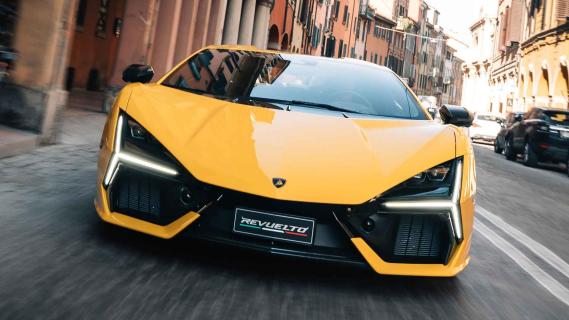 Lamborghini Revuelto rijdend voorkant in Italiaans stadje