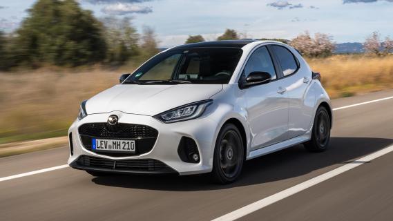 Mazda 2 Hybrid Homura Plus (2024) rijdend schuin voor