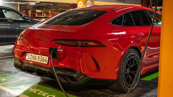 Mercedes-AMG GT 63 S E Performance schuin achter opladen