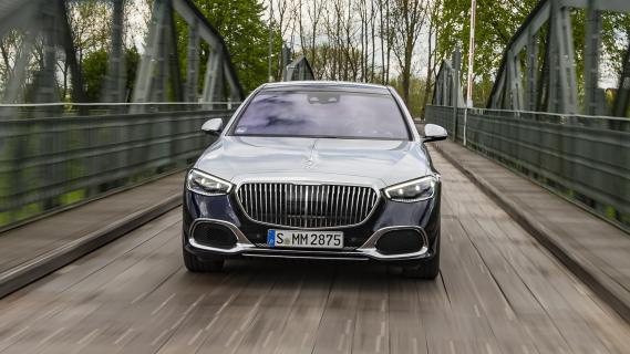 Mercedes-Maybach S 580 e rijdend voorkant