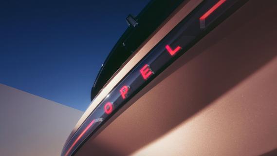Opel Grandland (2024) woordmerk achter verlicht