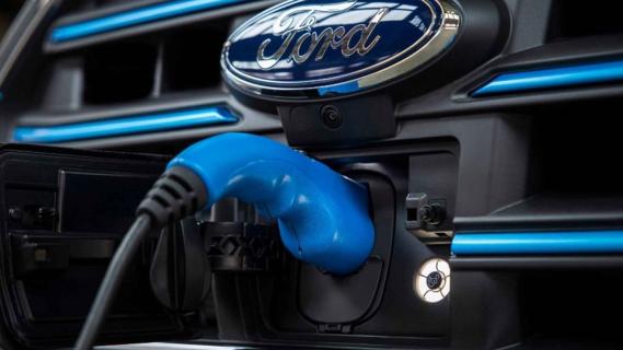 Ford EV aan het opladen kabel in auto bij Ford-logo