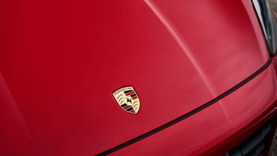 Porsche Cayenne GTS (2024) badge Porsche logo