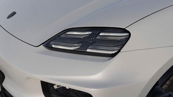 Porsche Macan Turbo: 1e rij-indruk 2024 - detail koplamp DRL
