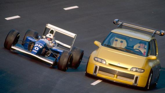 Renault Espace F1 Concept en Williams F1-auto 1993 rijdend voorkant
