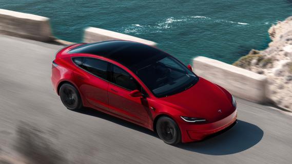 Tesla Model 3 Performance (2024) rijdend schuin voor boven