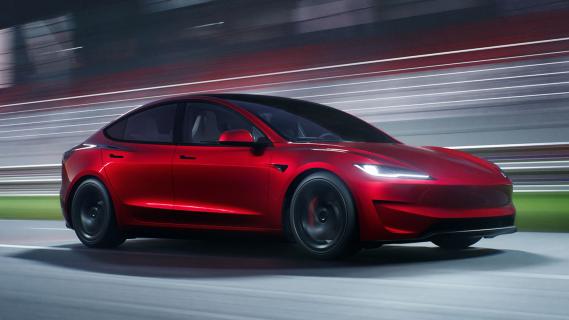 Tesla Model 3 Performance (2024) rijdend schuin voor circuit