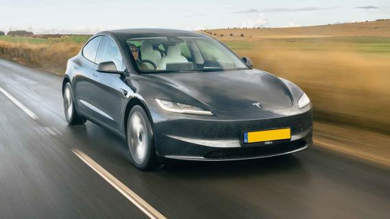 Tesla Model 3 facelift nederlands kenteken schuin voor