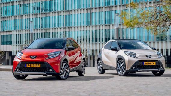 Toyota Aygo X twee auto's voorkant Nederlands kenteken