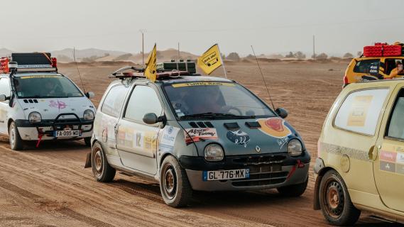 Twing Raid Renault Twingo rally auto's rijdend schuin voor vlaggen