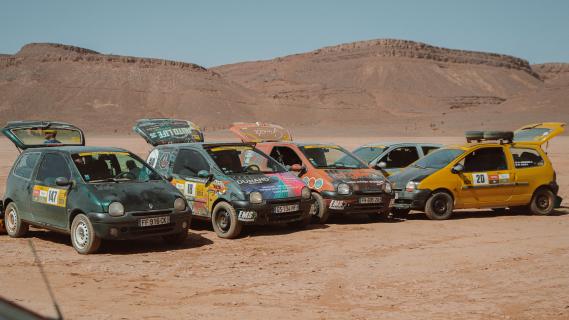 Twing Raid Renault Twingo rally meerdere auto's schuin voor