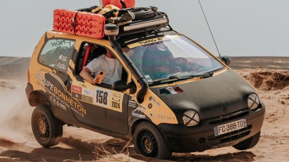 Twing Raid Renault Twingo rally auto's rijdend schuin voor landing