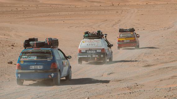 Twing Raid Renault Twingo rally auto's rijdend schuin achter
