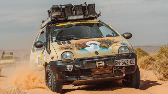 Twing Raid Renault Twingo rally auto's rijdend schuin voor