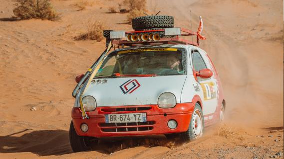 Twing Raid Renault Twingo rally auto's rijdend schuin voor rood wit