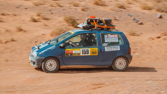 Twing Raid Renault Twingo rally auto's rijdend zijkant