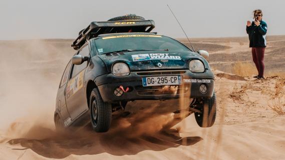 Twing Raid Renault Twingo rally auto's rijdend schuin voor sprong