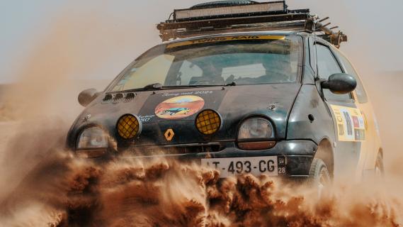 Twing Raid Renault Twingo rally auto's rijdend voorkant zand
