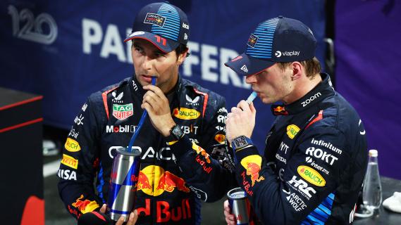 Max Verstappen en Sergio Pérez drinken