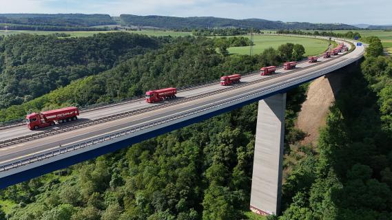 Duitse brug A61 Moseltalbrücke met 24 vrachtwagens erop rijdend