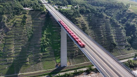 Duitse brug A61 Moseltalbrücke met 24 vrachtwagens erop schuin voor ver weg
