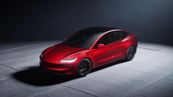 Tesla Model 3 Performance (2024) schuin voor studio hoog