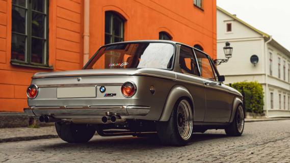 BMW 2002 TTI M3 motor schuinachter stilstaand rechts