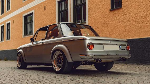 BMW 2002 TTI M3 motor schuinachter stilstaand