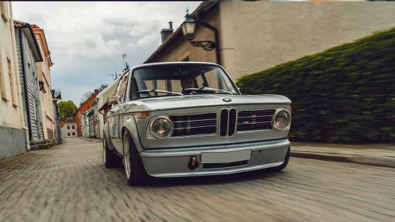 BMW 2002 TTI M3 motor schuinvoor rijdend linksvoor