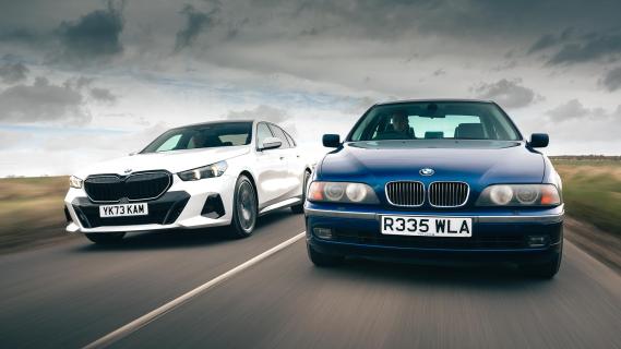 BMW 520i (2024) vs BMW 535i (1998) rijdend schuin voor