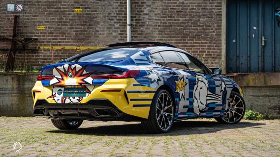 BMW M850i Gran Coupé x Jeff Koons schuinachter rechts