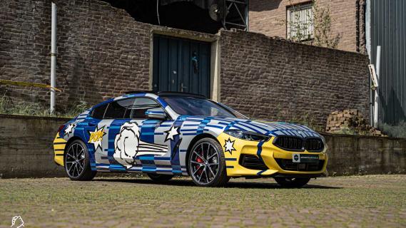 BMW M850i Gran Coupé x Jeff Koons schuinvoor rechts