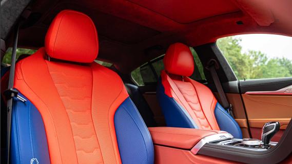 BMW M850i Gran Coupé x Jeff Koons stoelen interieur