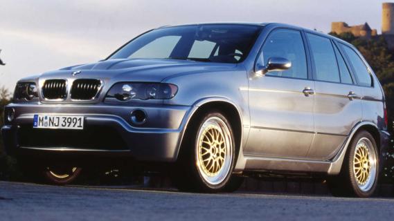 BMW X5 met V12-motor uit Le Mans-racer schuin voor laag