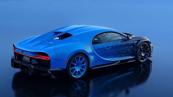 Laatste Bugatti Chiron schuin achter