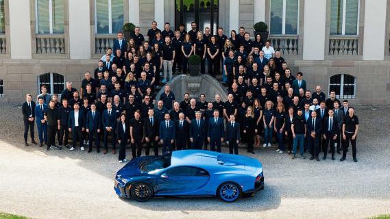 Laatste Bugatti Chiron zijkant in Molsheim met team