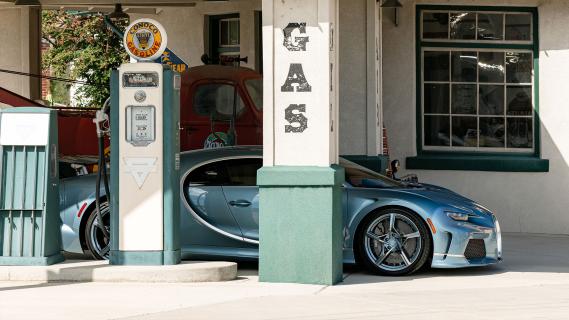 Bugatti Chiron bij tankstation