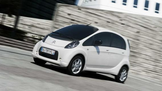 Citroën C-Zero rijdend schuin voor