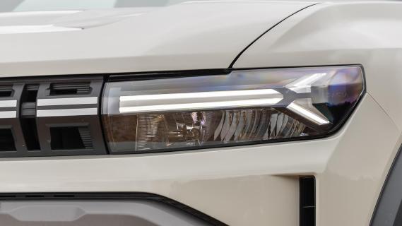 Dacia Duster Hybrid 140 Extreme grijs (2025) zijkant voor detail koplamp