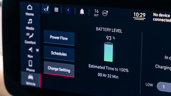 Fiat 500e interieur scherm tijdens opladen batterij niveau level