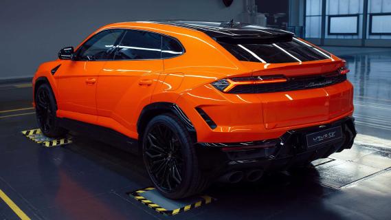 Lamborghini Urus SE (PHEV) in de fabriek (garage)