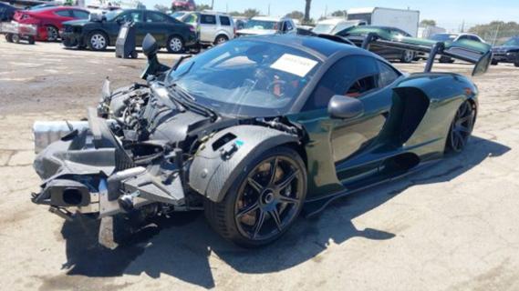 Gecrashte McLaren Senna veiling schuin voor