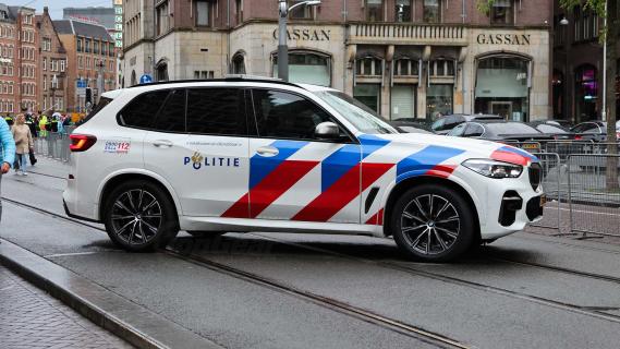 Gepantserde BMW X5 Protection van de politie in amsterdam op de rails