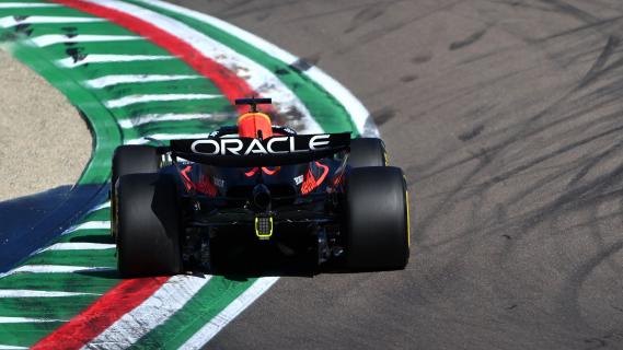 Imola 2024 Verstappen rijdend achterkant Acque Minerali