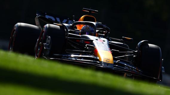 Imola 2024 Verstappen rijdend voorkant gekanteld tegen zon